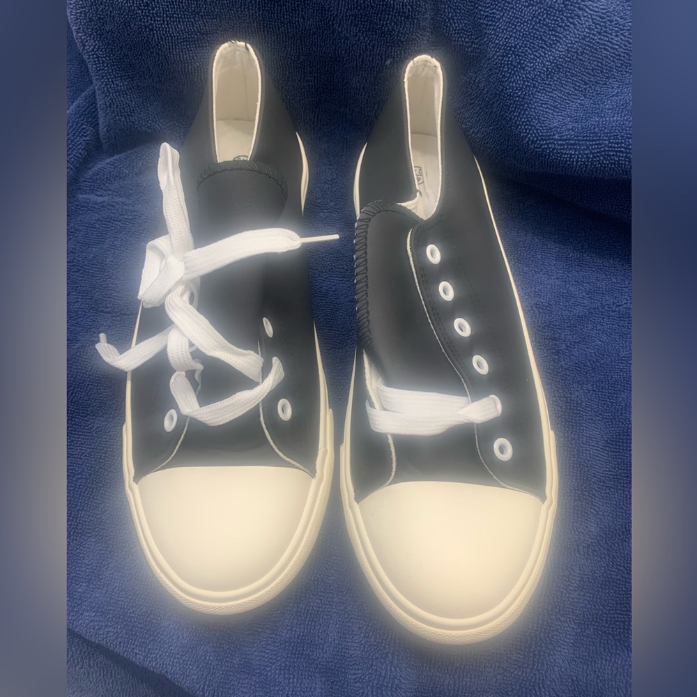 ** NEW Ladies Black and White Sneakers Size 10